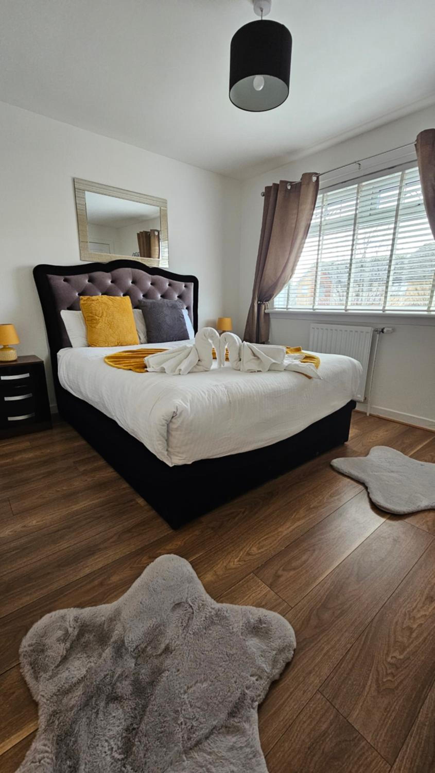 Silverburn new house with free parking and nice garden view 4