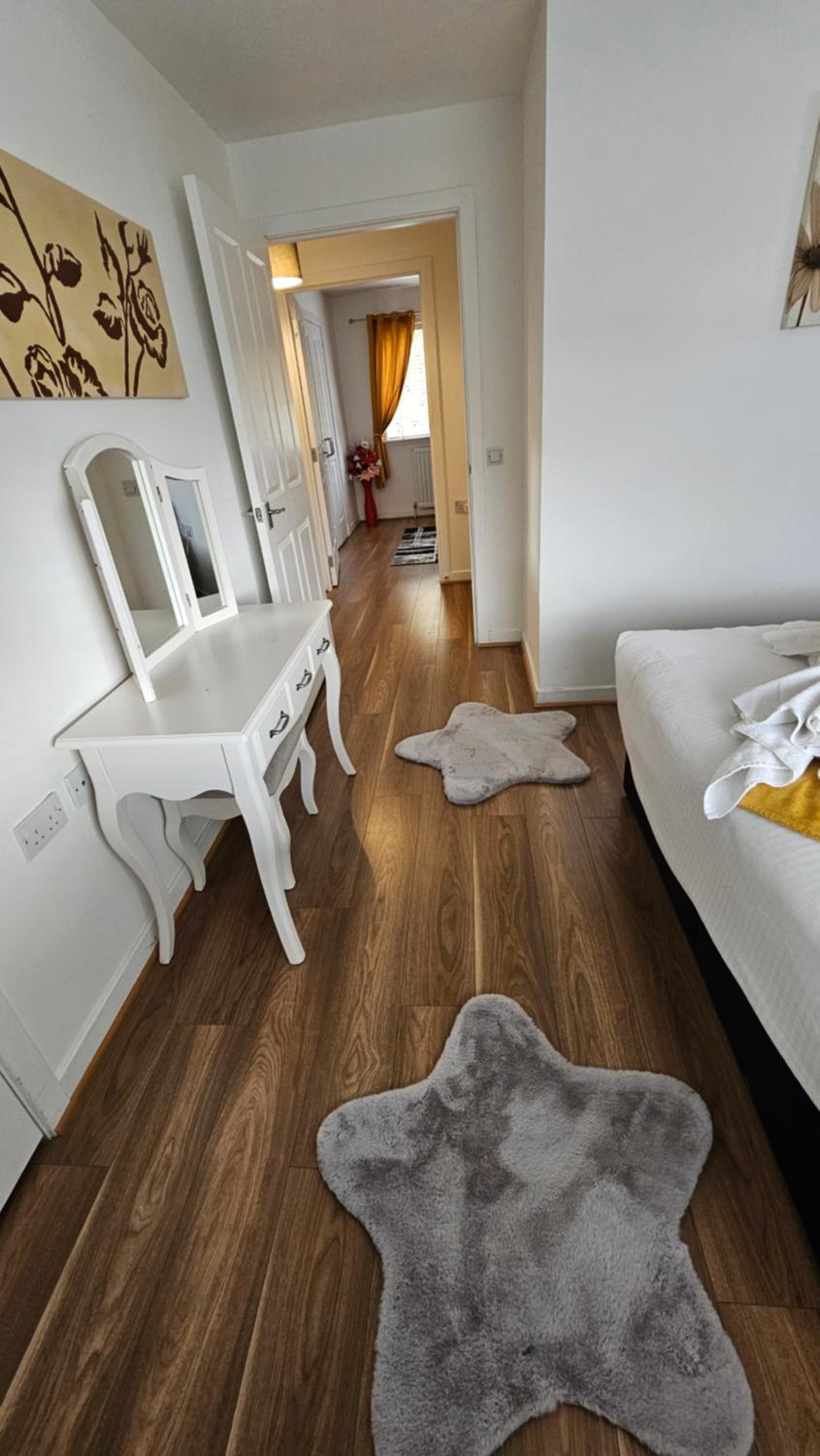Silverburn new house with free parking and nice garden view 3
