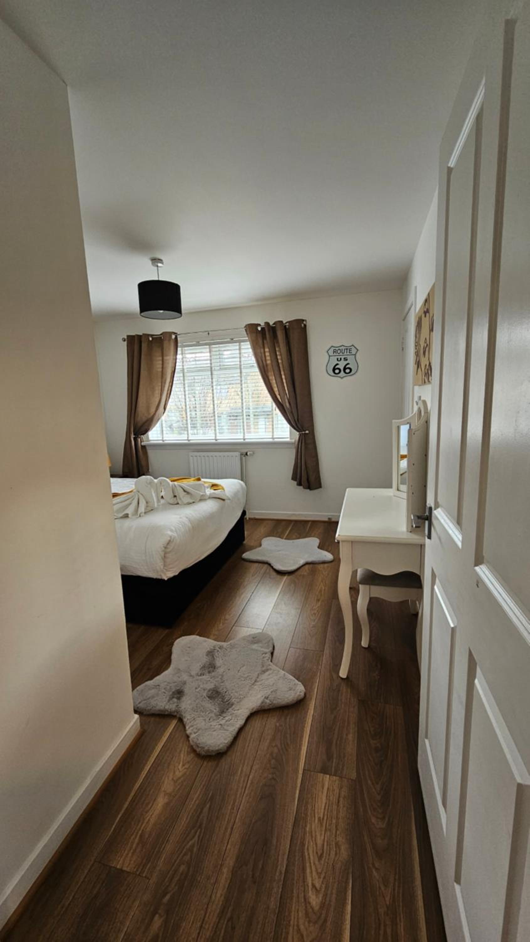 Silverburn new house with free parking and nice garden view 2