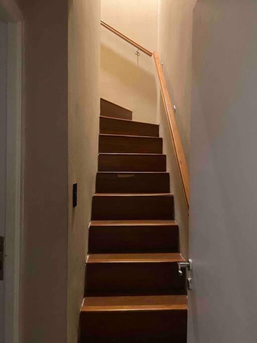 Casa con pileta y espacio techado para auto