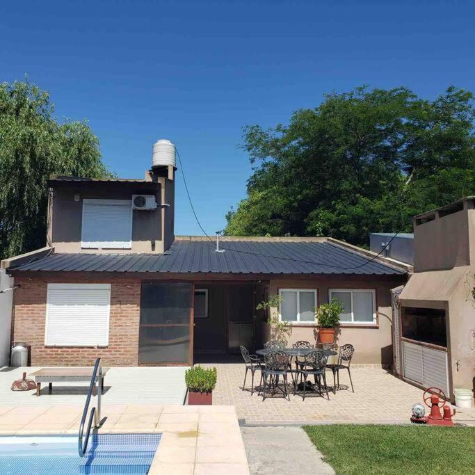 Casa con pileta y espacio techado para auto