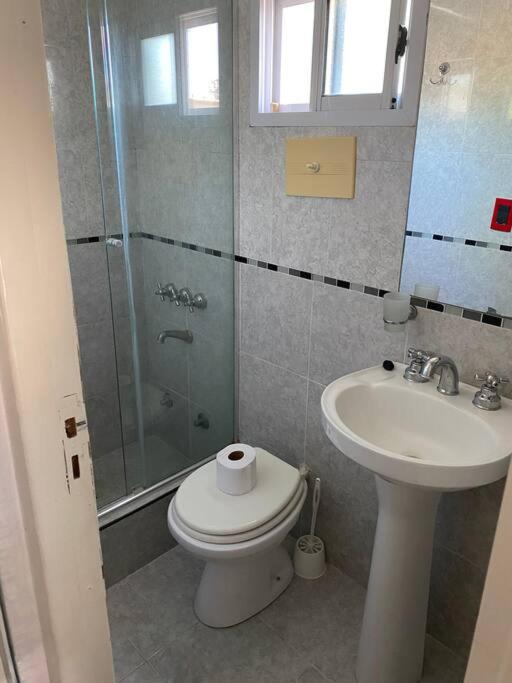 Casa con pileta y espacio techado para auto