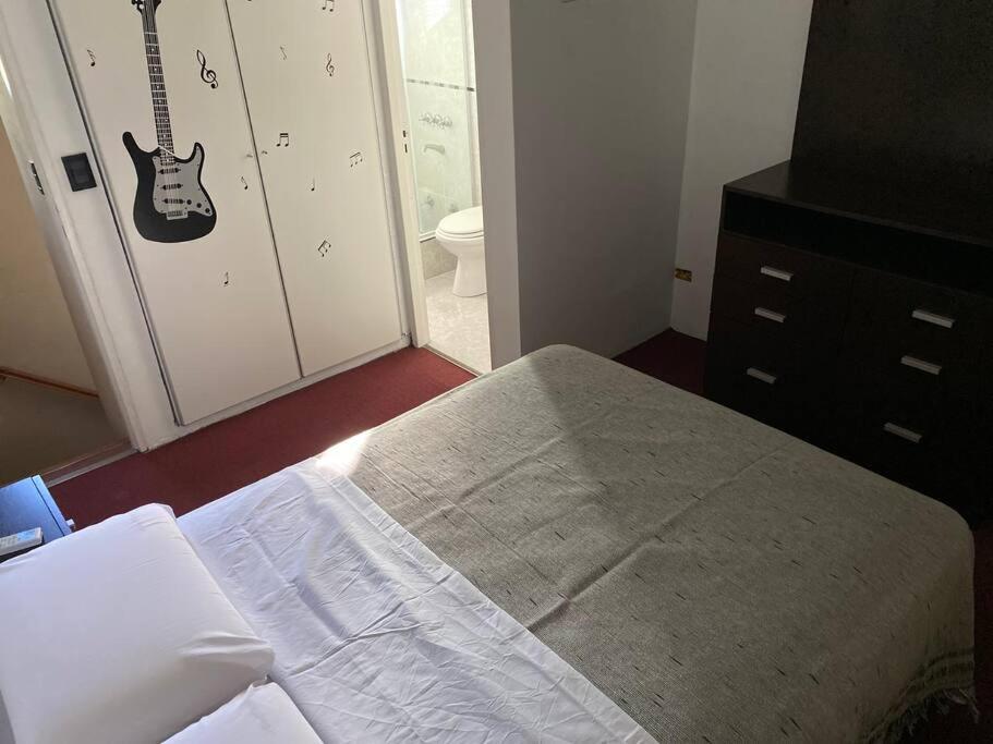 Casa con pileta y espacio techado para auto