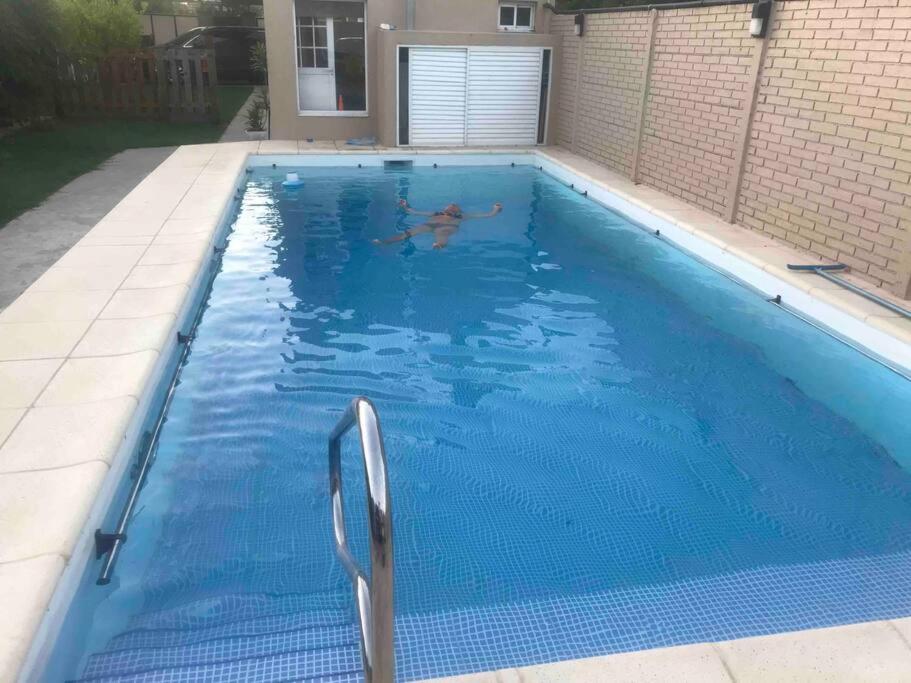 Casa con pileta y espacio techado para auto