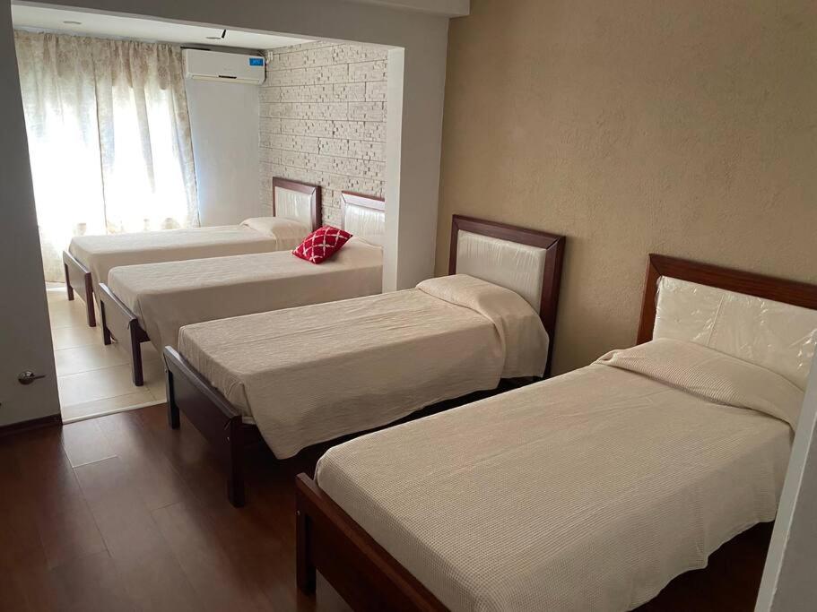 Casa con pileta y espacio techado para auto