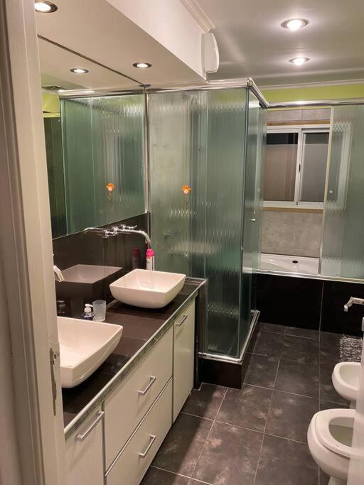 Casa con pileta y espacio techado para auto