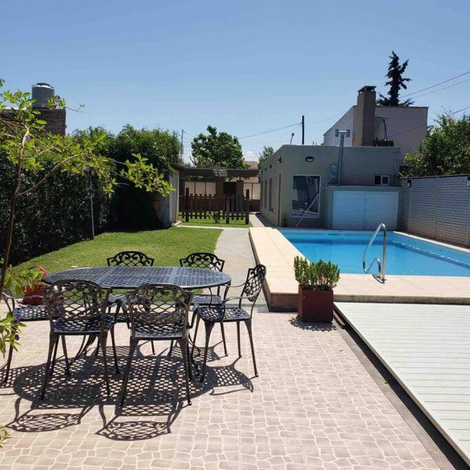 Casa con pileta y espacio techado para auto