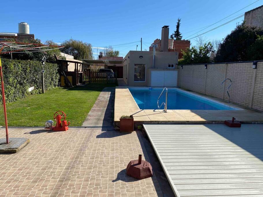 Casa con pileta y espacio techado para auto