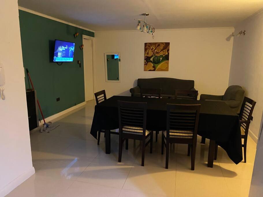Casa con pileta y espacio techado para auto