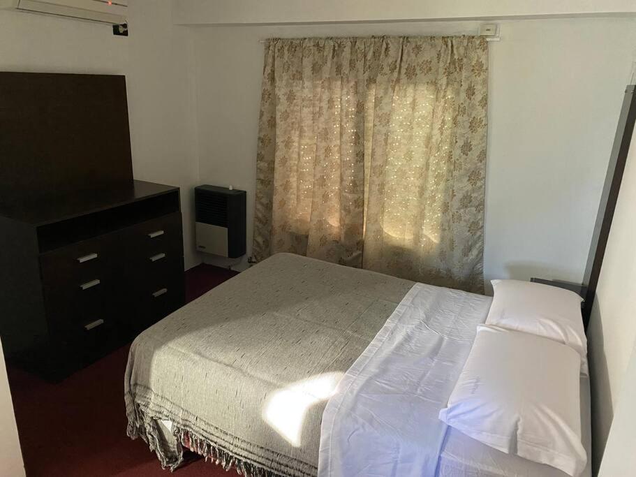 Casa con pileta y espacio techado para auto