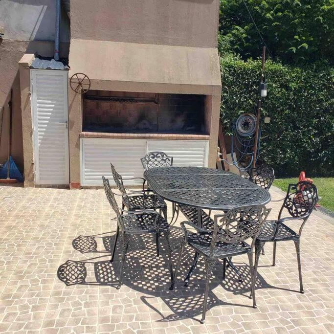 Casa con pileta y espacio techado para auto