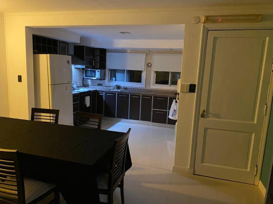 Casa con pileta y espacio techado para auto