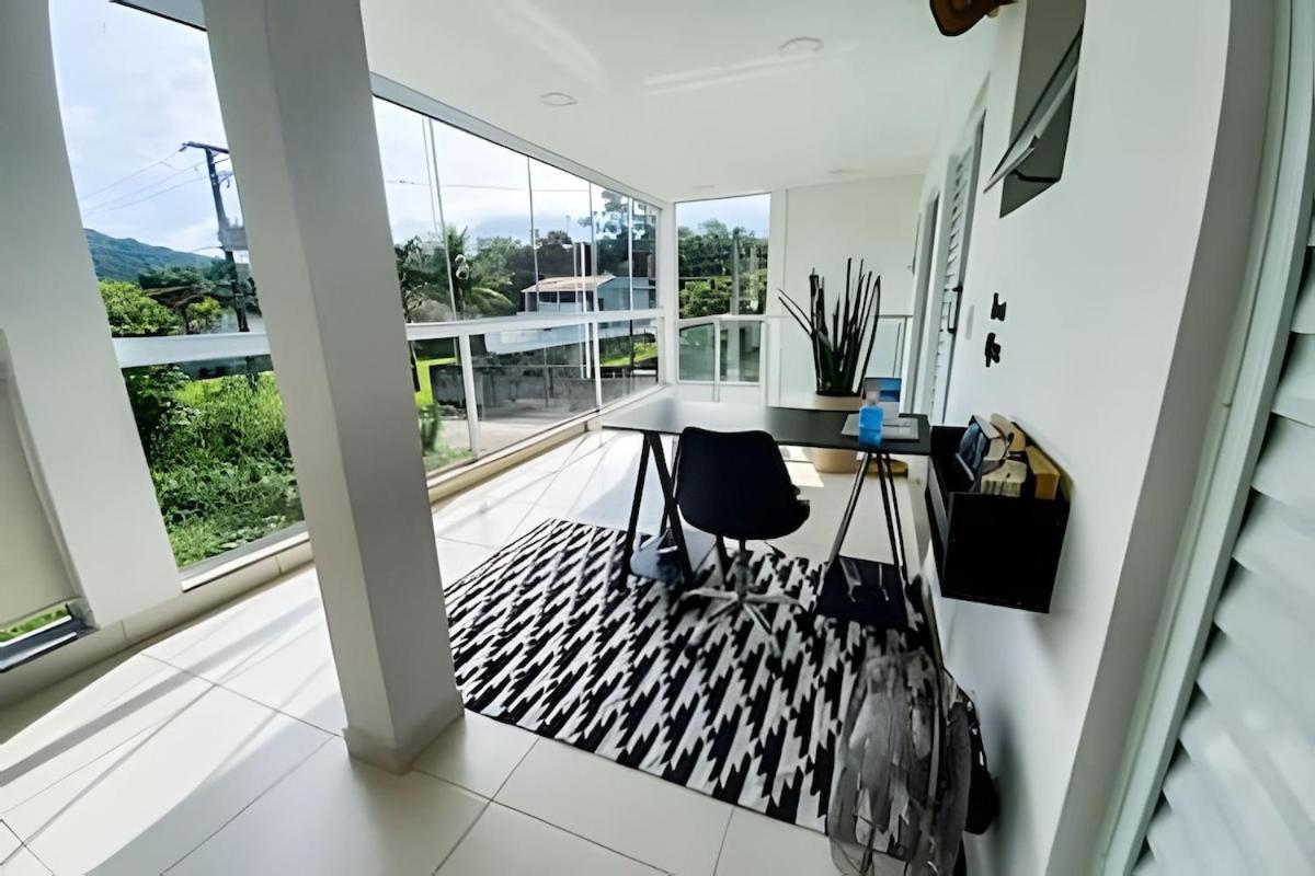 CASA PARIS · piscina aquecida, em condomínio, 4 suítes maravilhosa