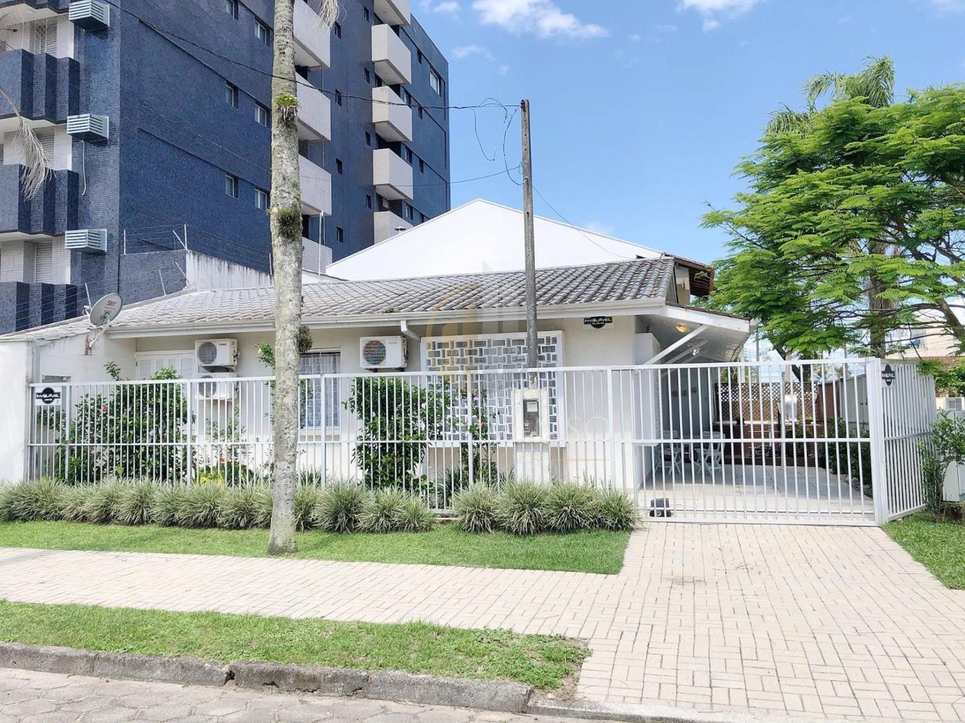 A duas quadras do mar, com jacuzzi e ar.