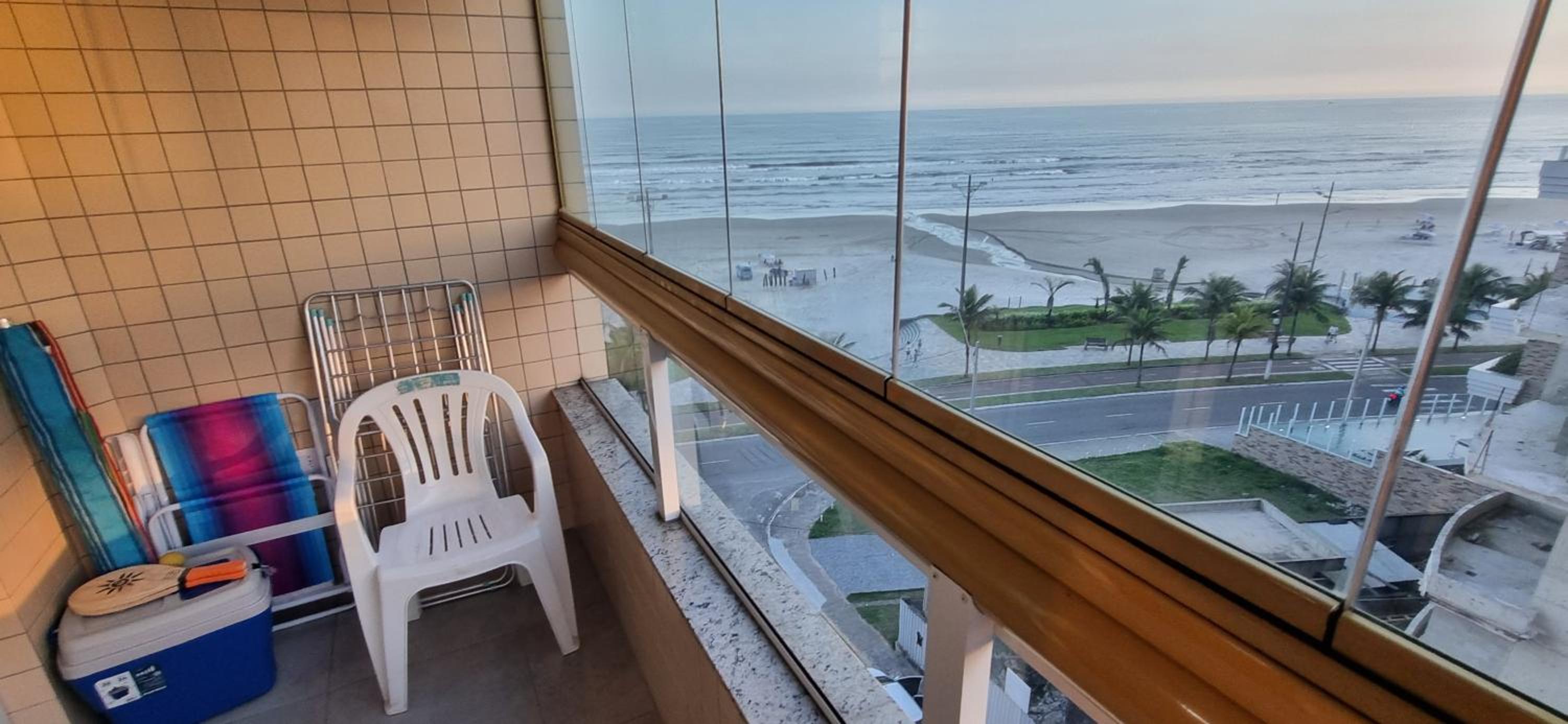 Lindo e novo apto à beira-mar em Caiçara - Praia Grande