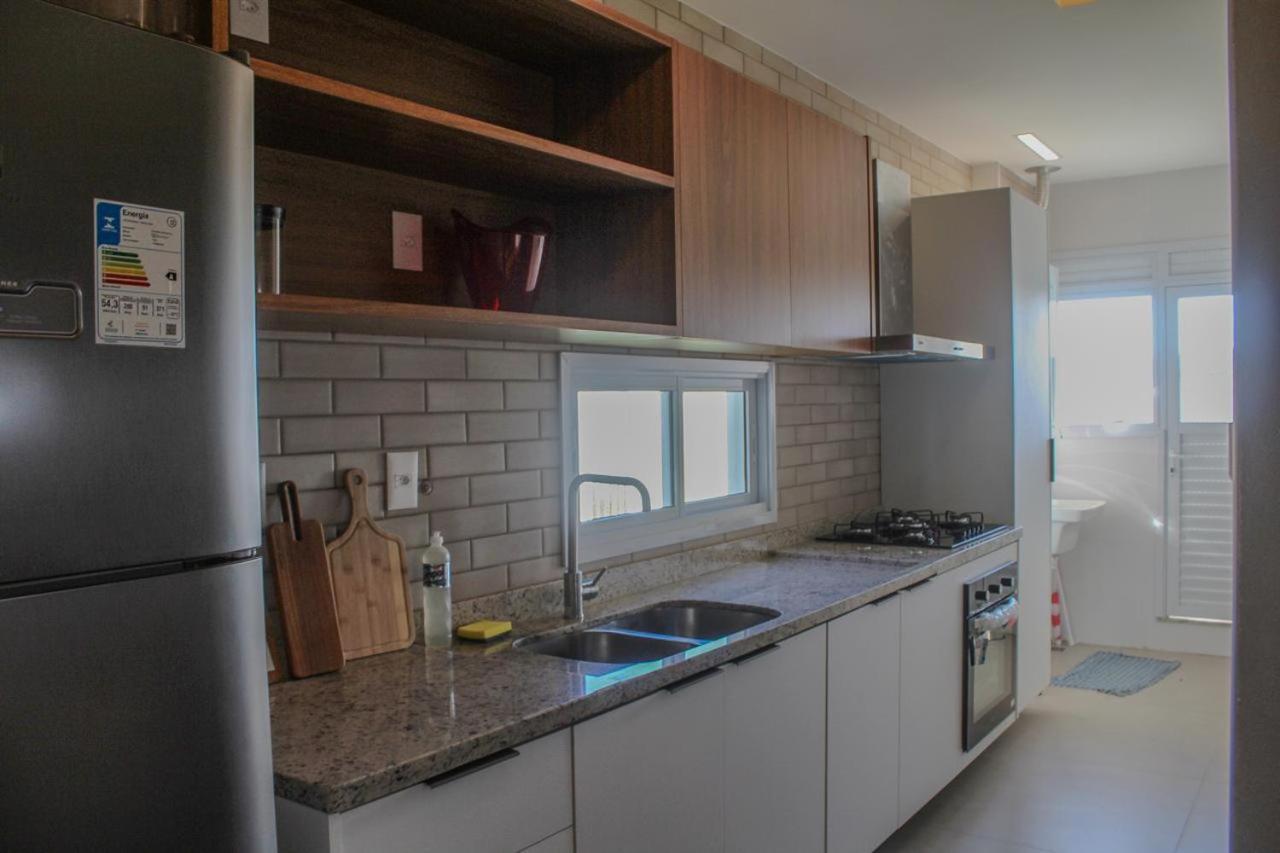 Apartamento 3/4 decorado em condomínio frente mar