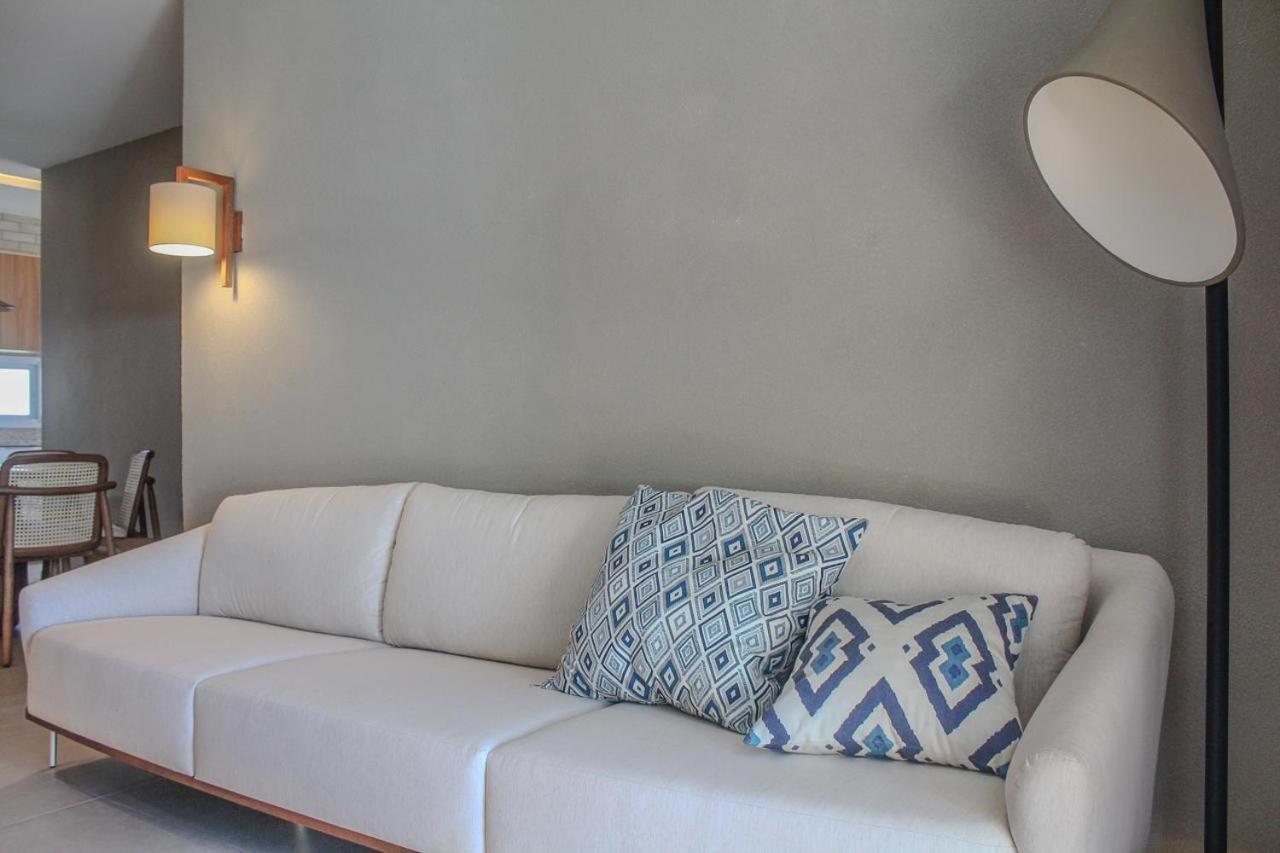 Apartamento 3/4 decorado em condomínio frente mar