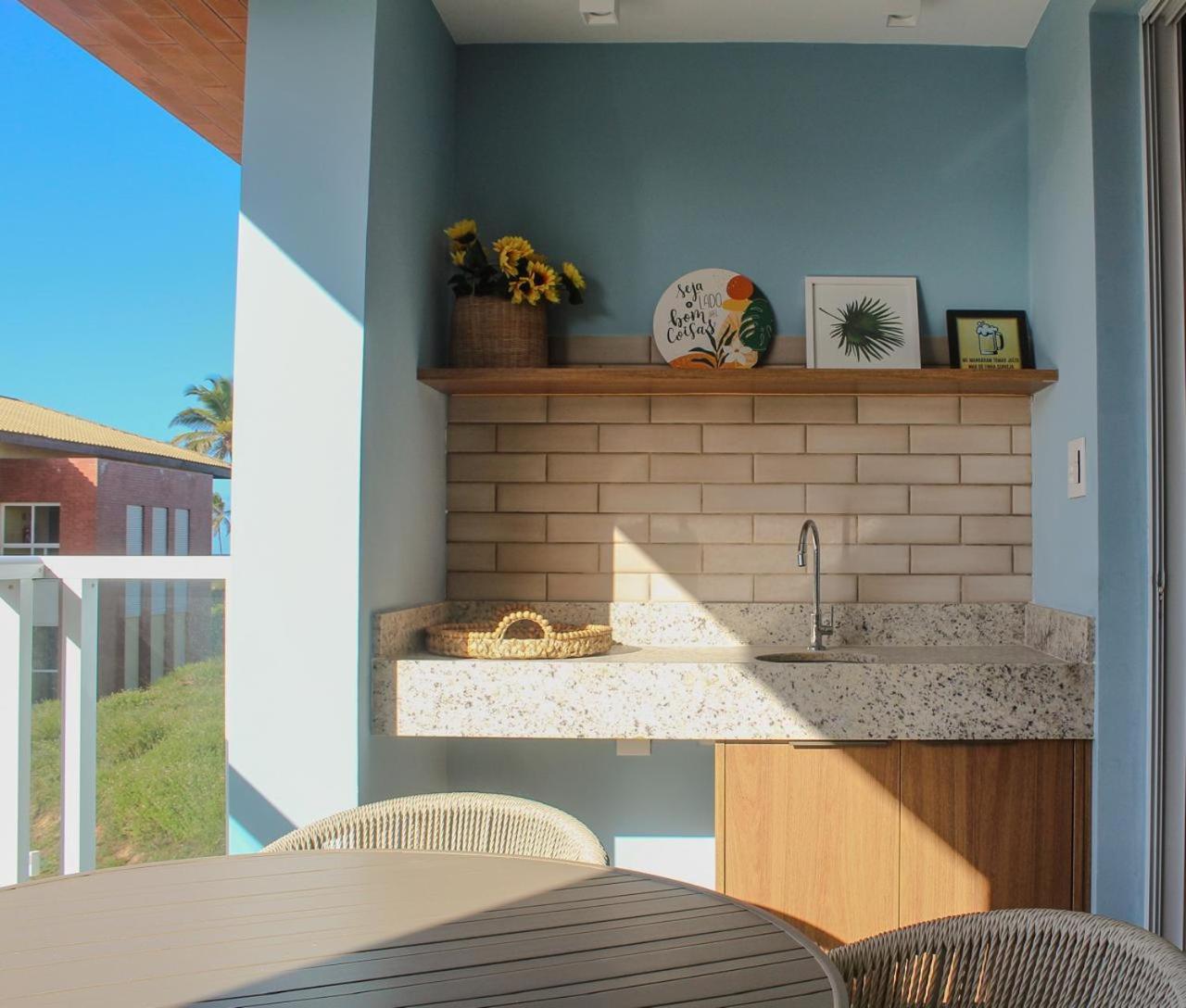 Apartamento 3/4 decorado em condomínio frente mar