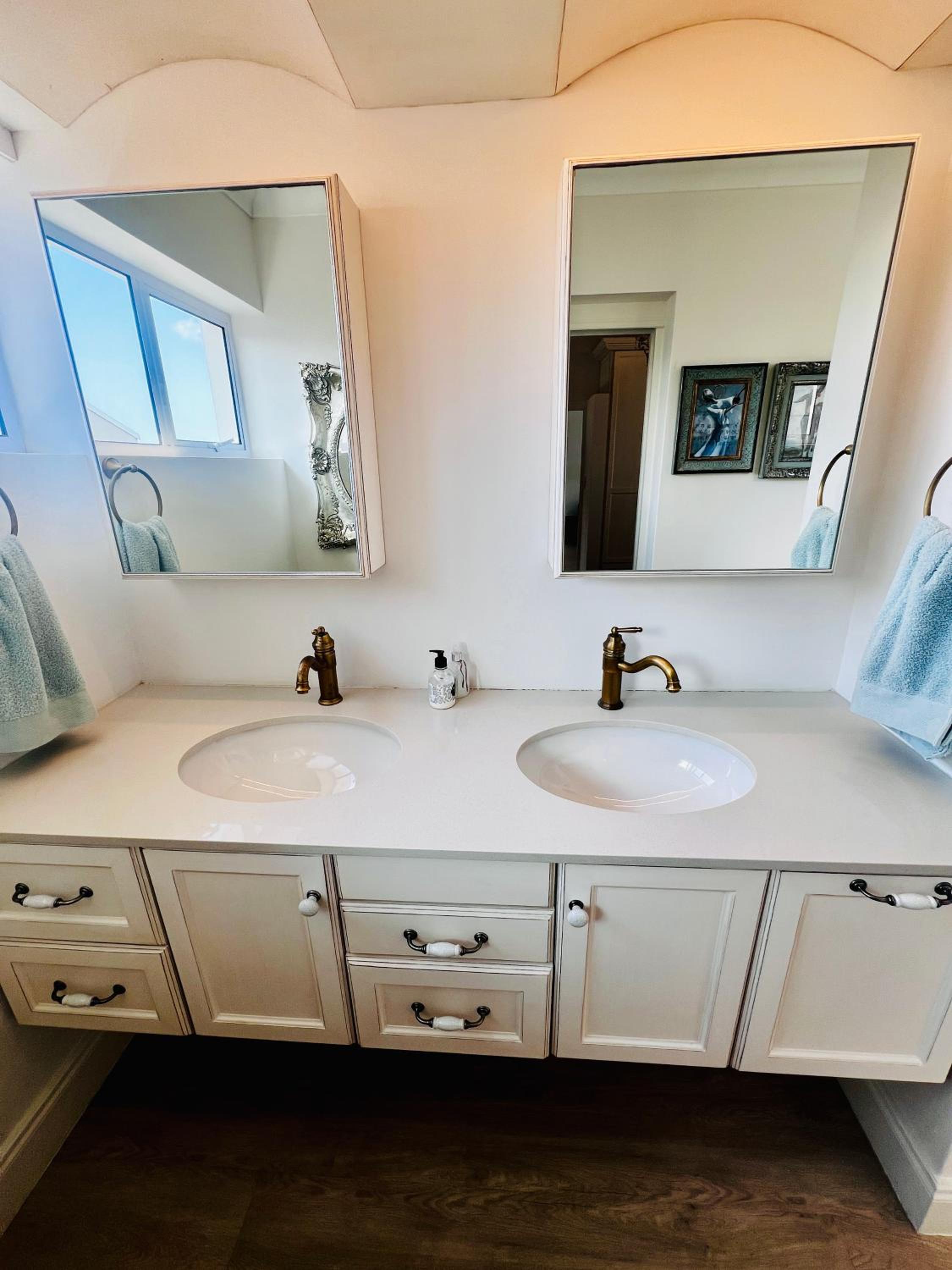 Chantelly seefront apartment