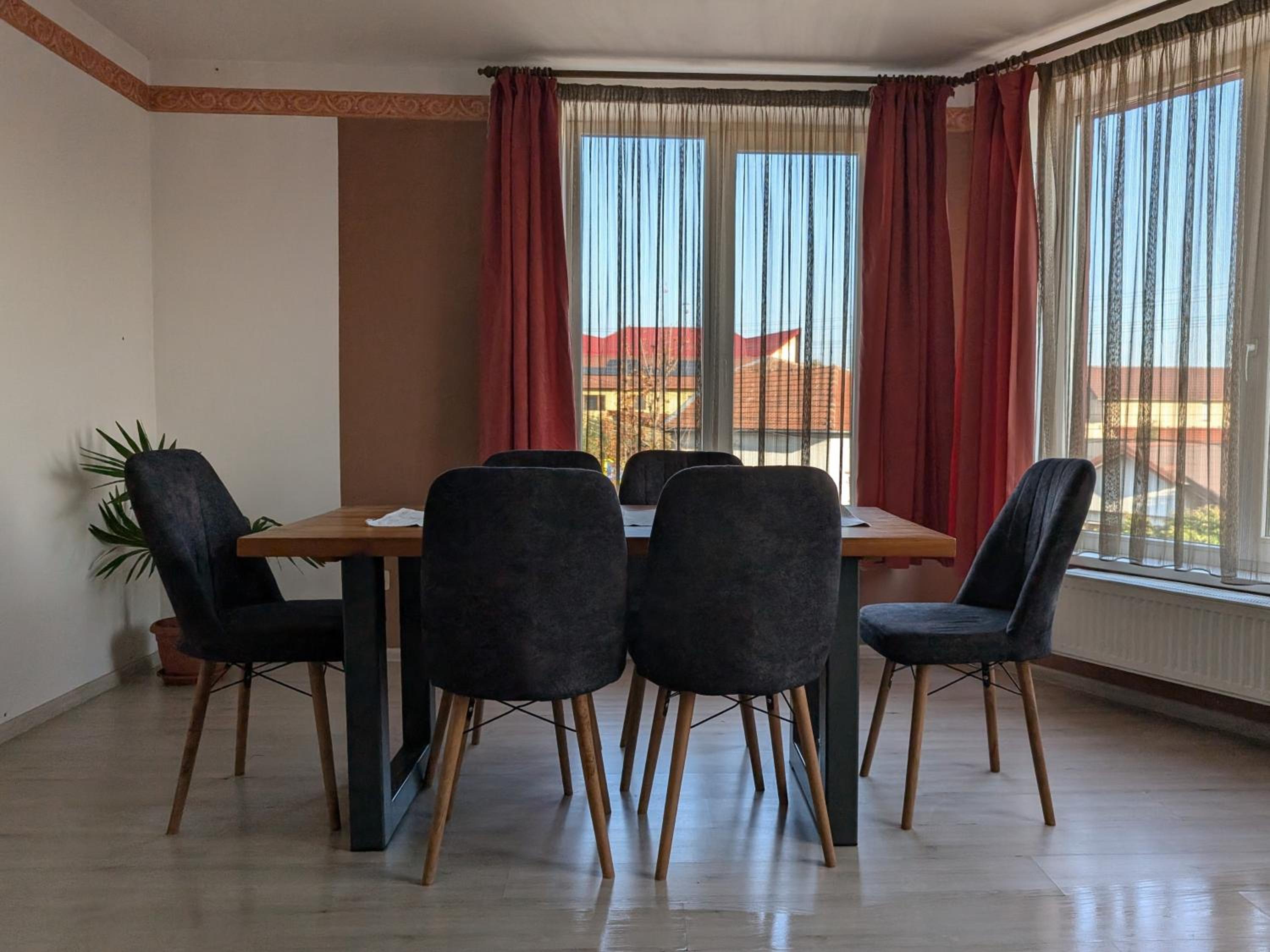 4 Bedroom Apartment for 8 Guests, 2 Bathrooms, Free Parking view 2