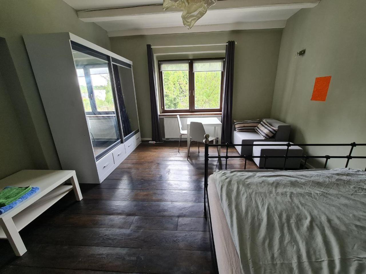 Guest Rooms in Private Home by Airport, Shared Bath, Non-Smoking, Contactless Check-in, No Staff, Quiet Stay, Short Stay