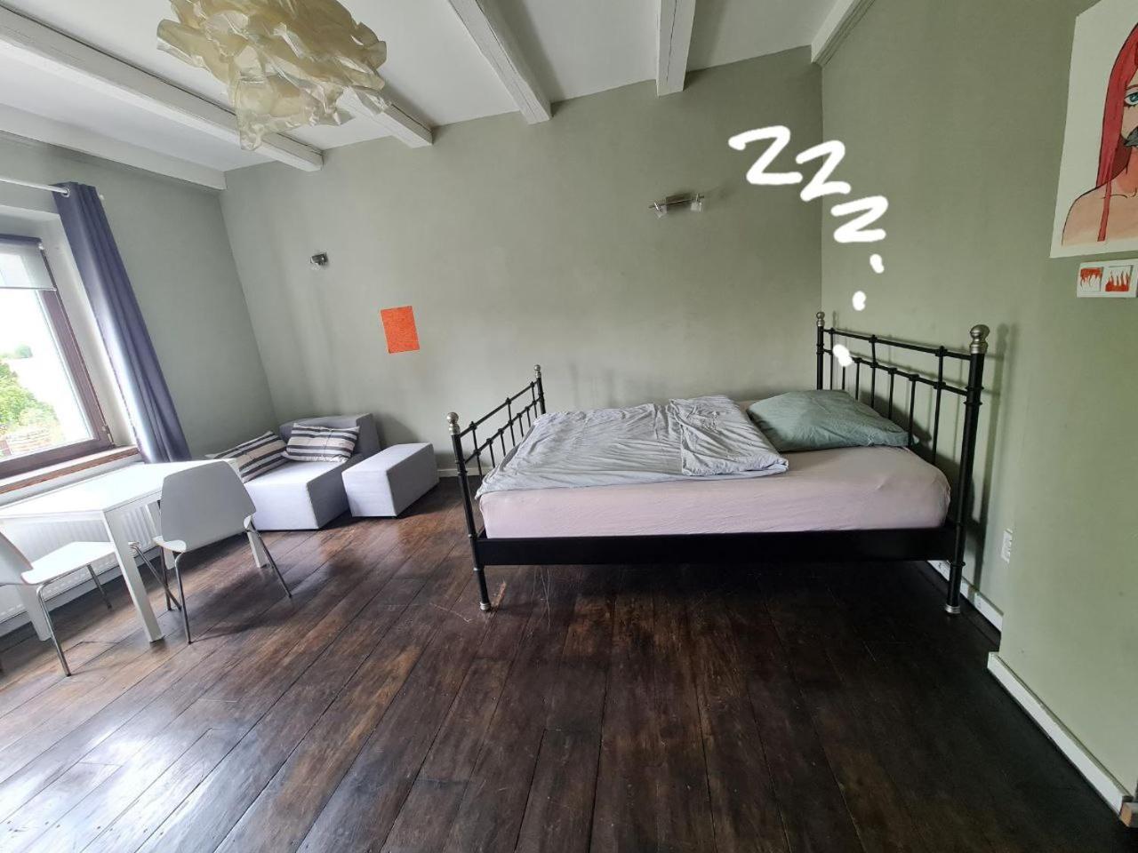 Guest Rooms in Private Home by Airport, Shared Bath, Non-Smoking, Contactless Check-in, No Staff, Quiet Stay, Short Stay
