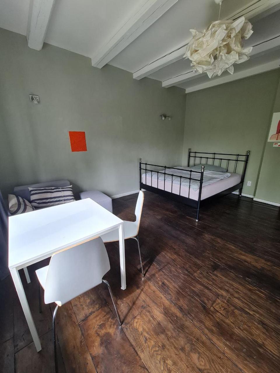 Guest Rooms in Private Home by Airport, Shared Bath, Non-Smoking, Contactless Check-in, No Staff, Quiet Stay, Short Stay