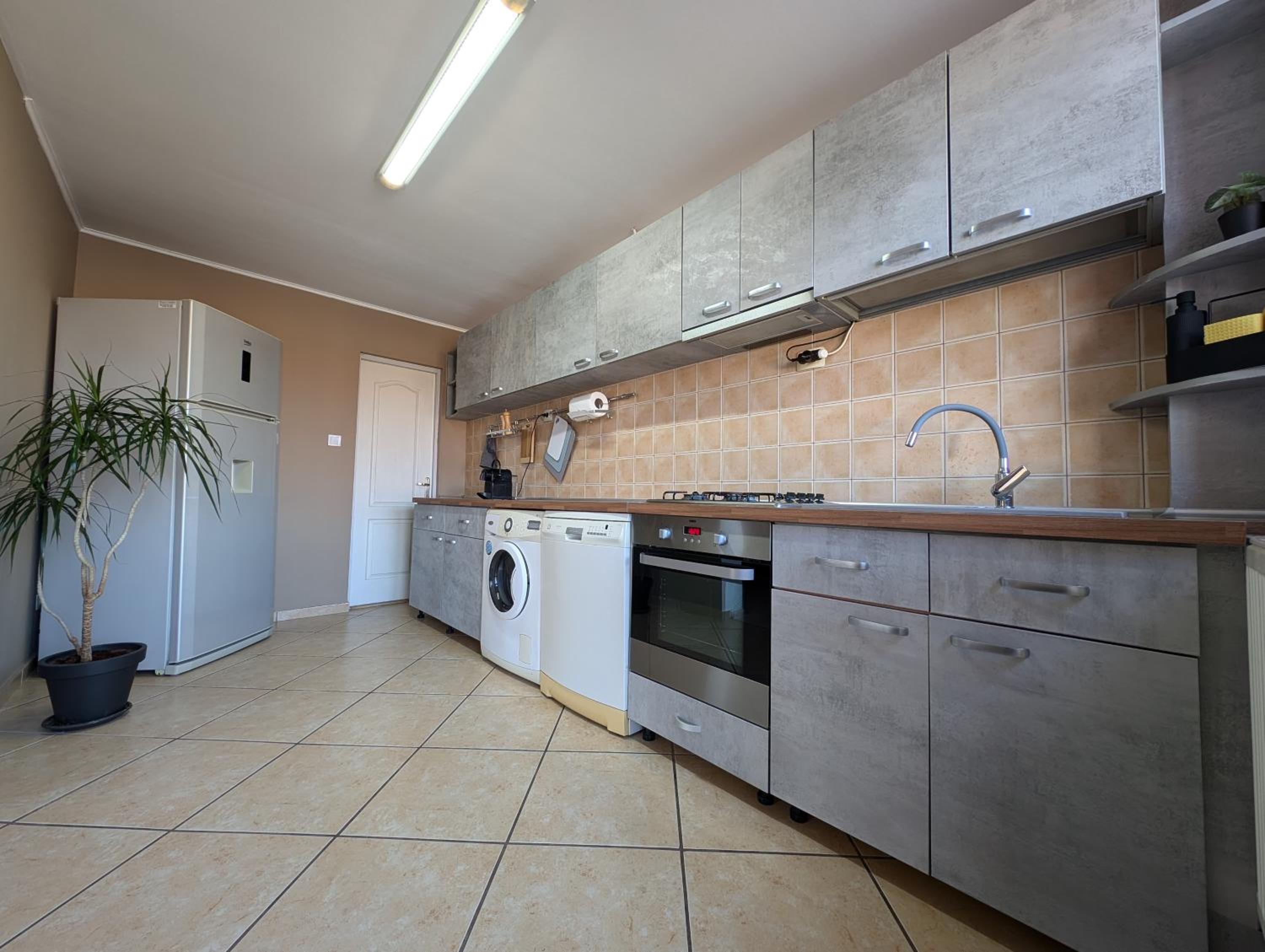 4 Bedroom Apartment for 8 Guests, 2 Bathrooms, Free Parking view 4