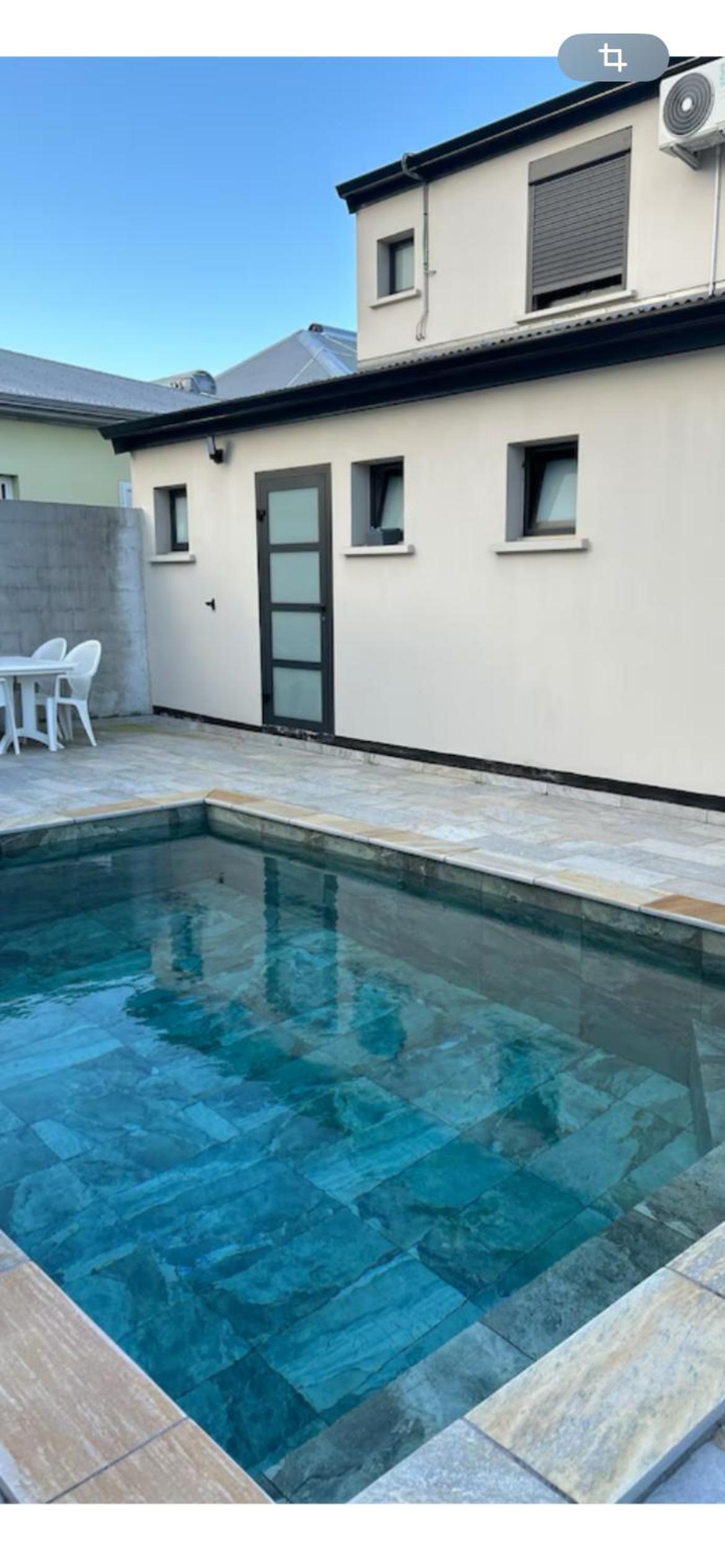 Chambre privée dans Villa avec piscine