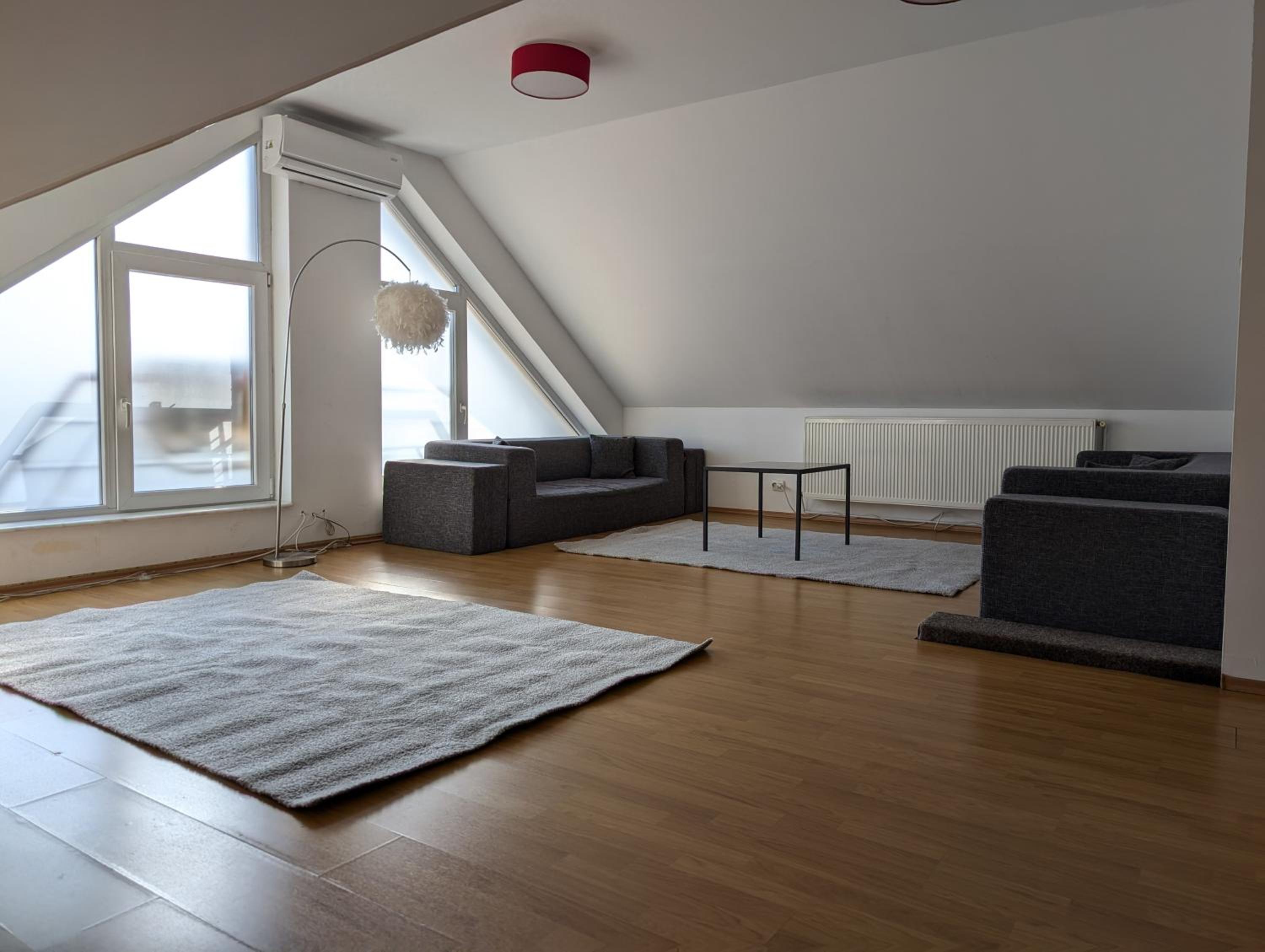 4 Bedroom Apartment for 8 Guests, 2 Bathrooms, Free Parking view 3