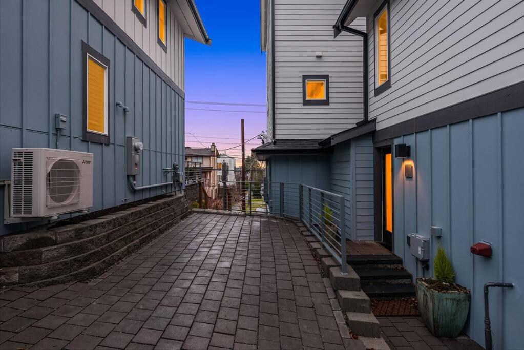 New House in peaceful and trendy Central District view 2