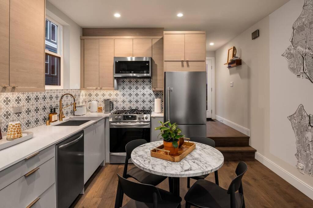 New House in peaceful and trendy Central District view 4
