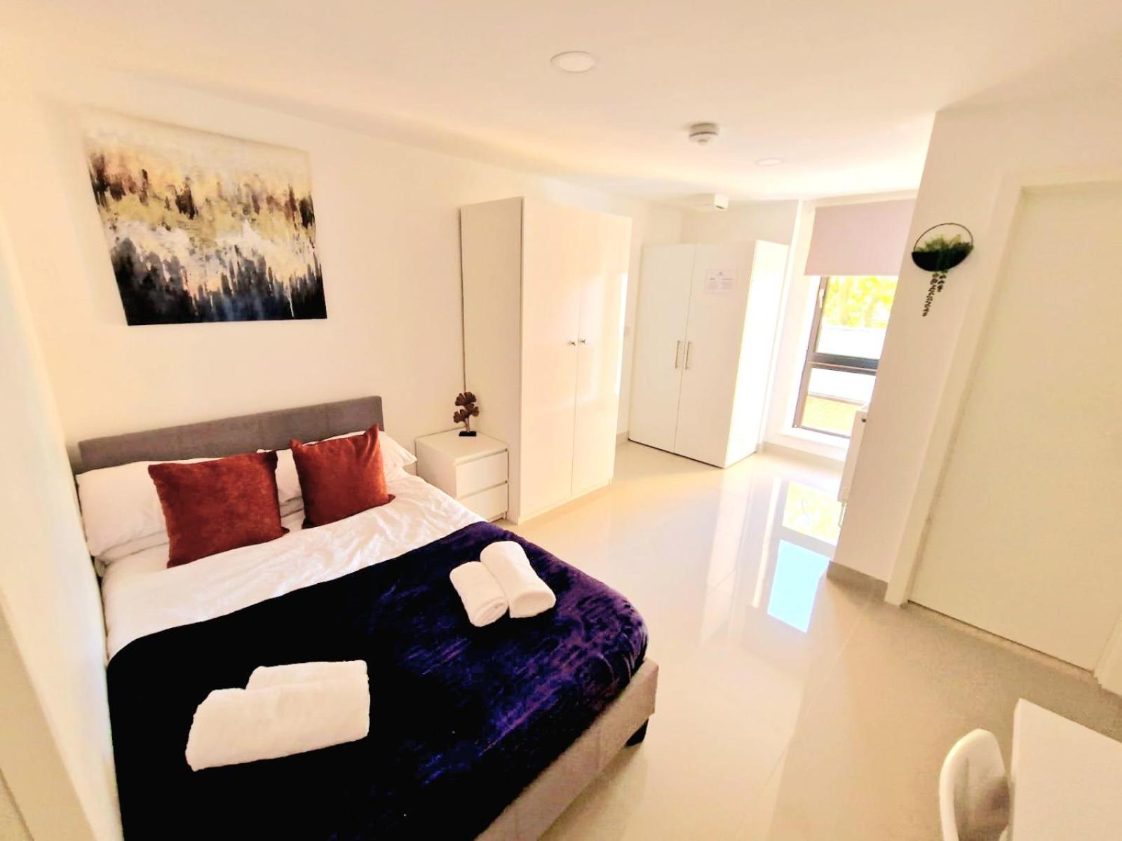 Hotel En-suites Suites - Leeds City Retreat with Kitchenette- LGI Hospital- Free 5G WIFI & Netflix- University - Contractors - Short Stays