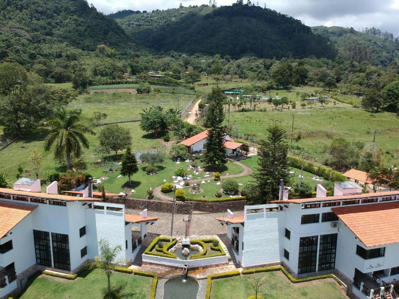 Hotel MACA lago calima