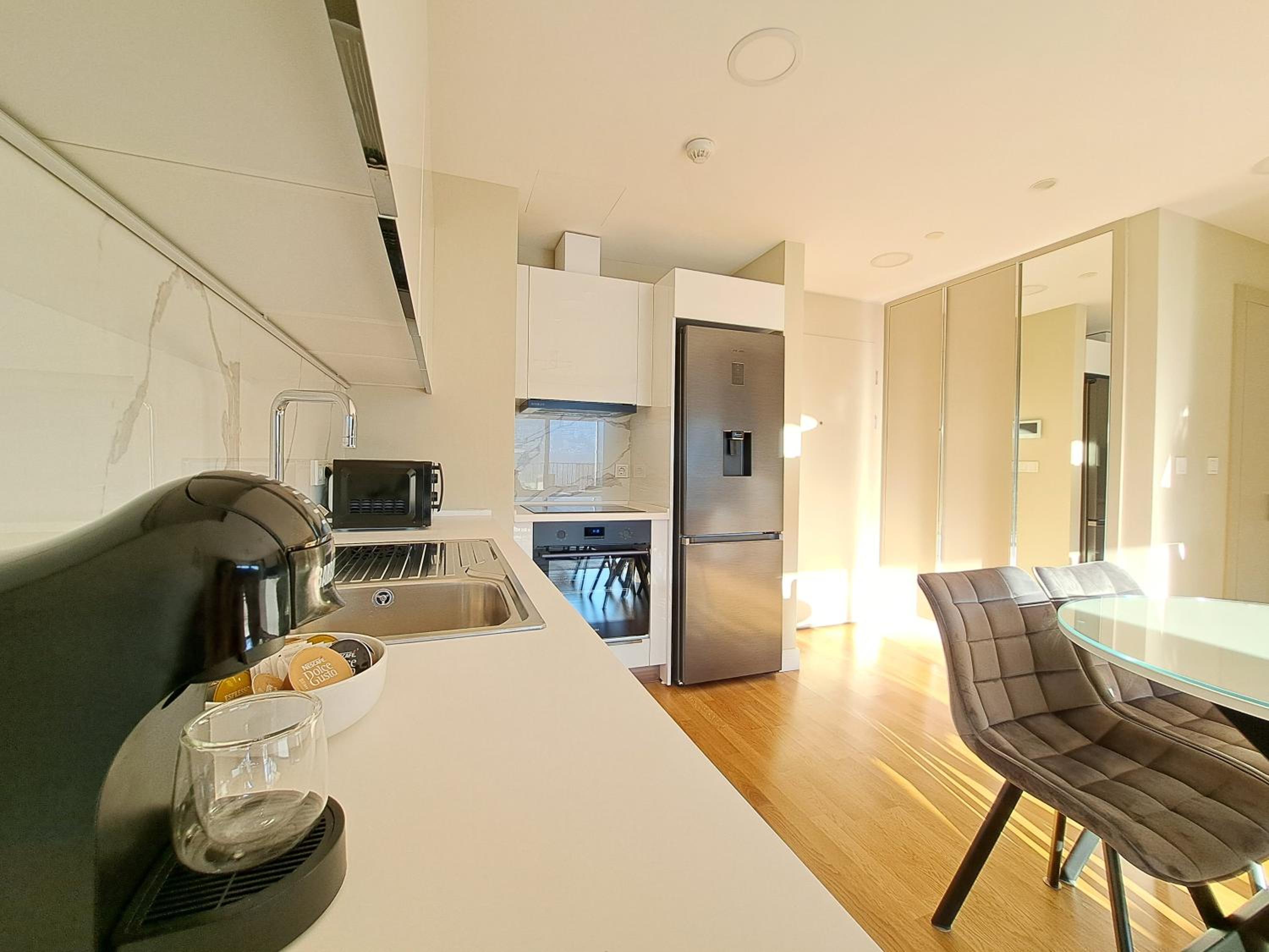 Anika Luxury apartment at Diamond center view 4