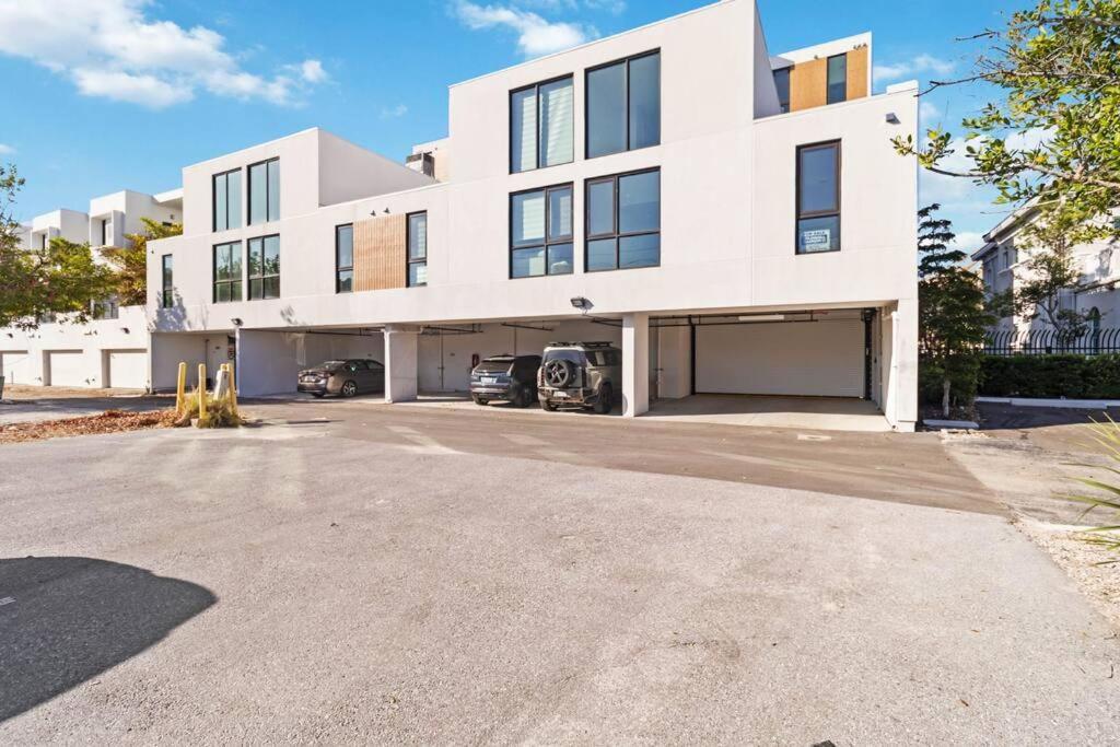 Rosemary District with Patio and in walking Distance to Downtown 3 Month Minimum