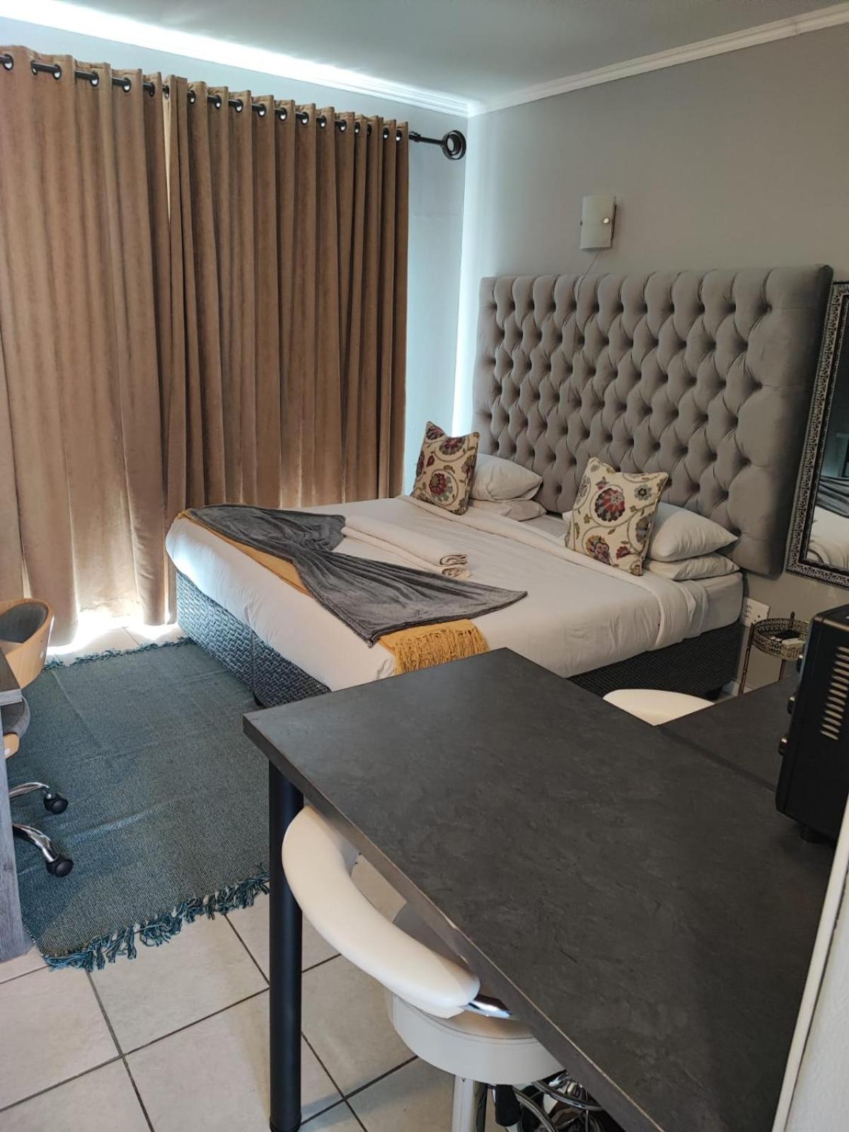 A47 self catering apartment inside Bains Lodge view 5