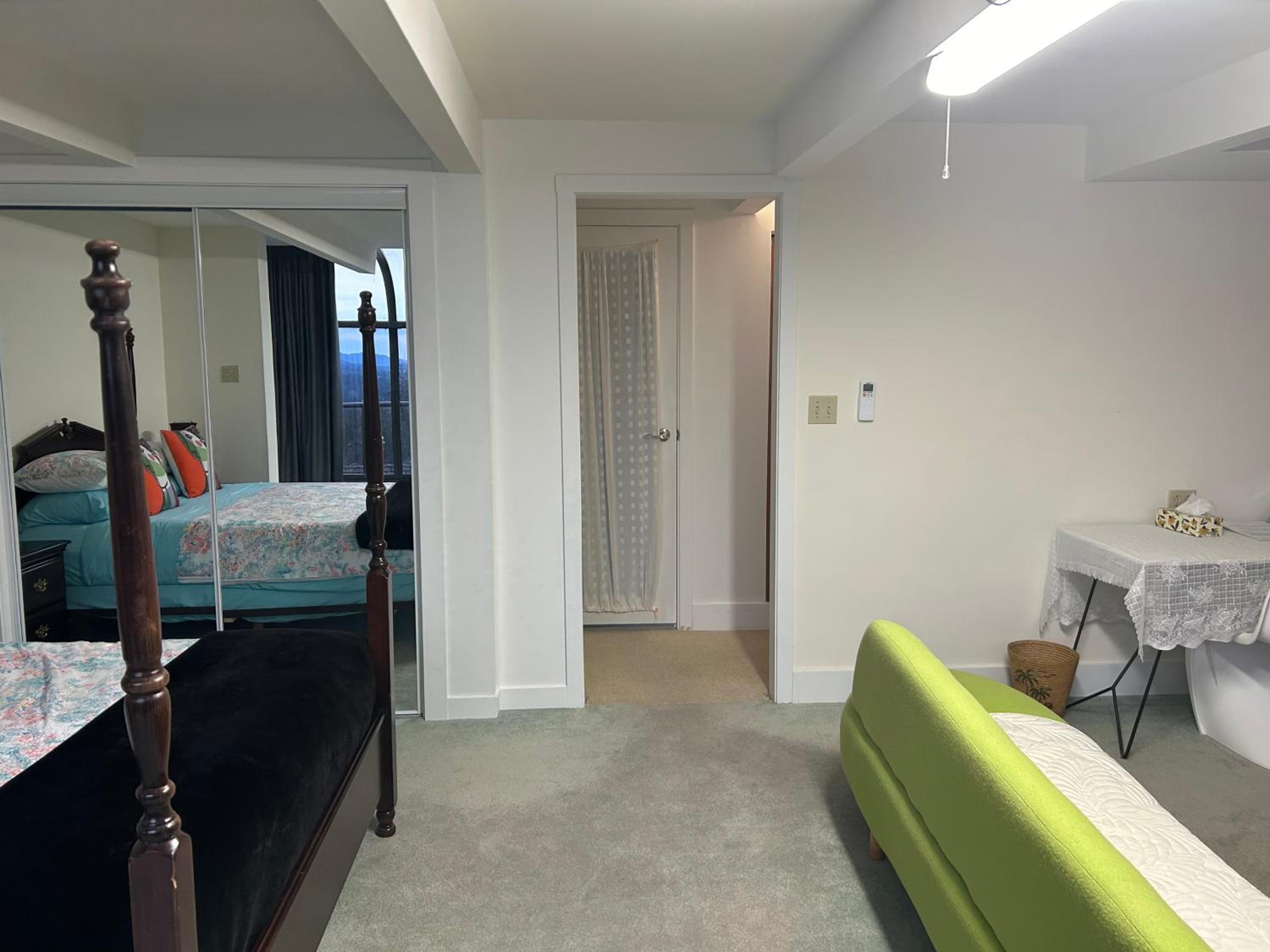 Grouse Cheerful large private bedroom, bath, shared deck, pool, hot tub
