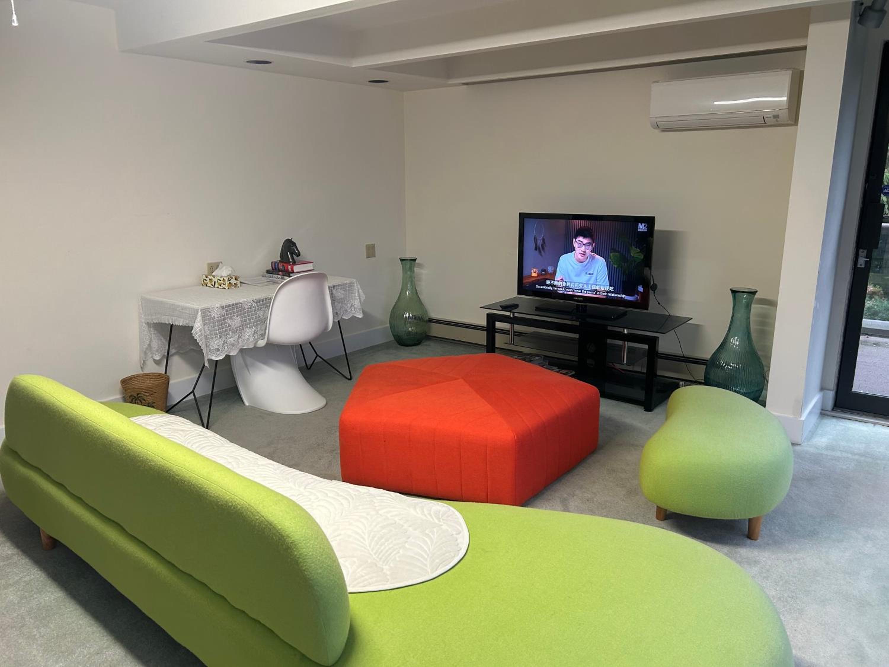 Grouse Cheerful large private bedroom, bath, shared deck, pool, hot tub