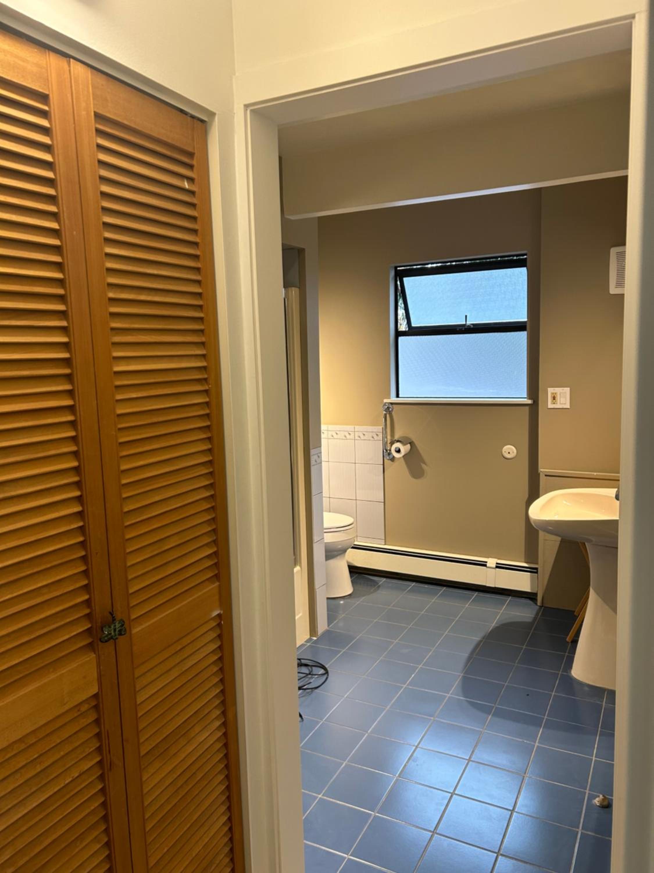 Grouse Cheerful large private bedroom, bath, shared deck, pool, hot tub