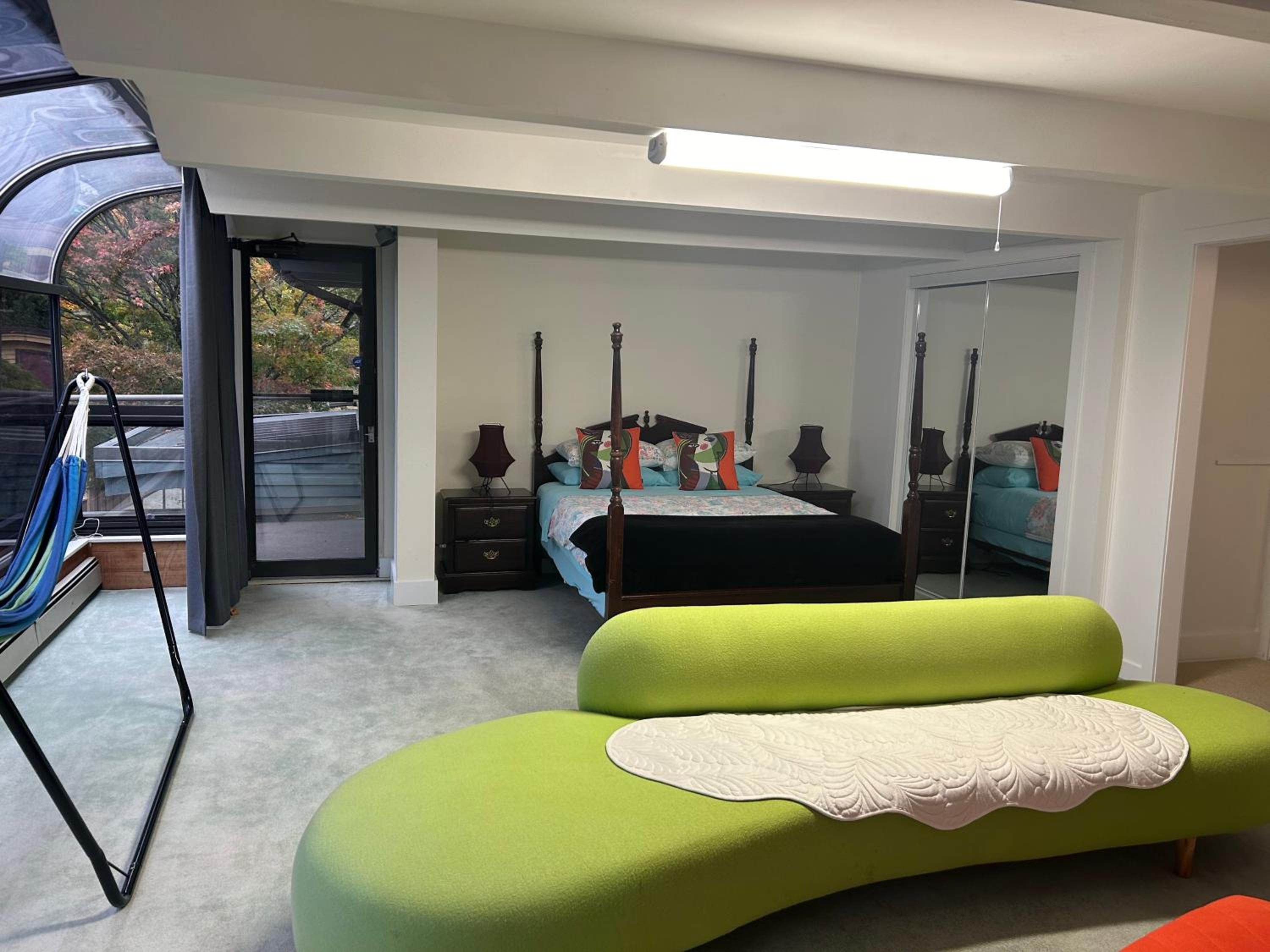 Grouse Cheerful large private bedroom, bath, shared deck, pool, hot tub