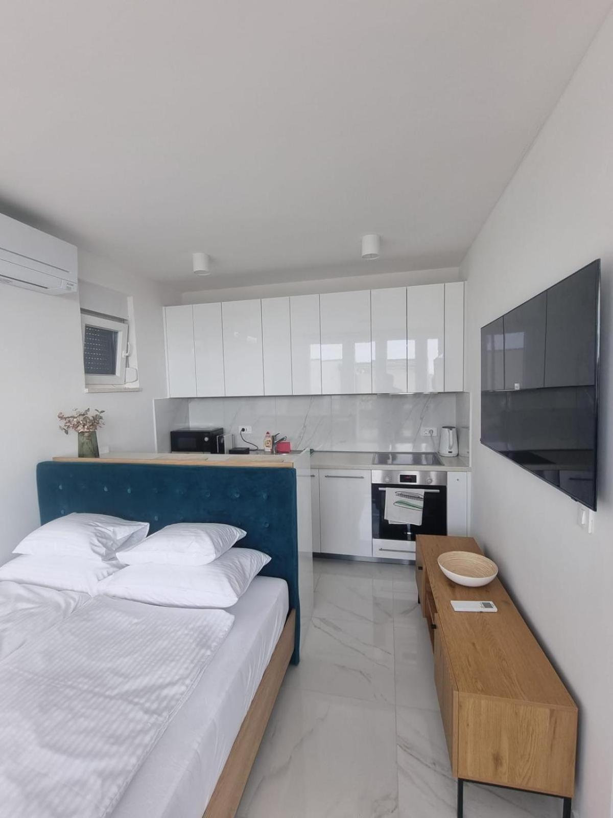 Beautiful new PalmTree Apartments IV view 3