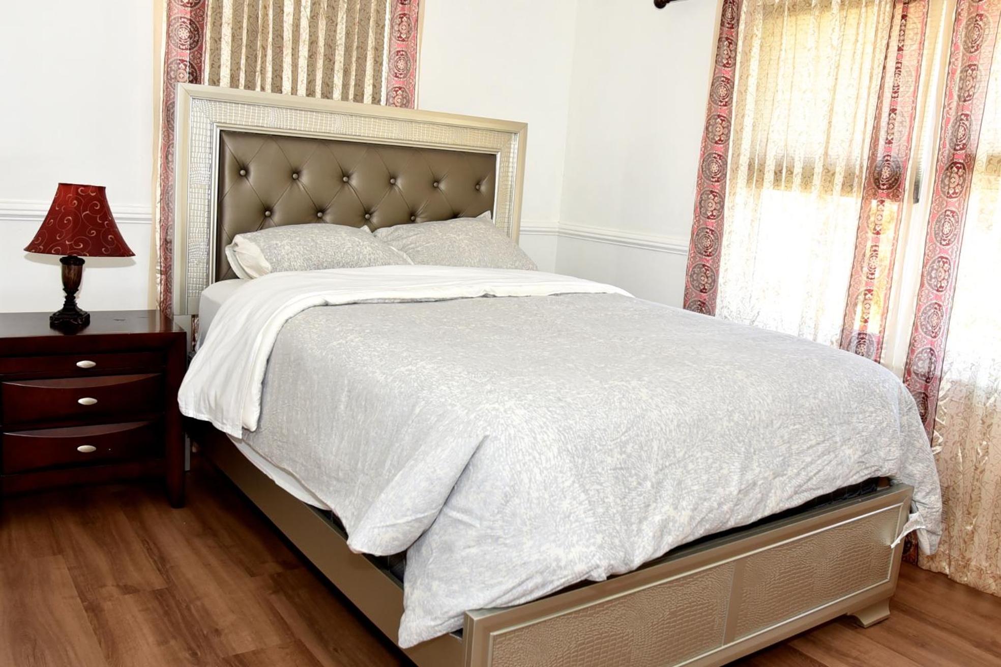 Handsome Home Renovated - close to Metro - Property Image 31