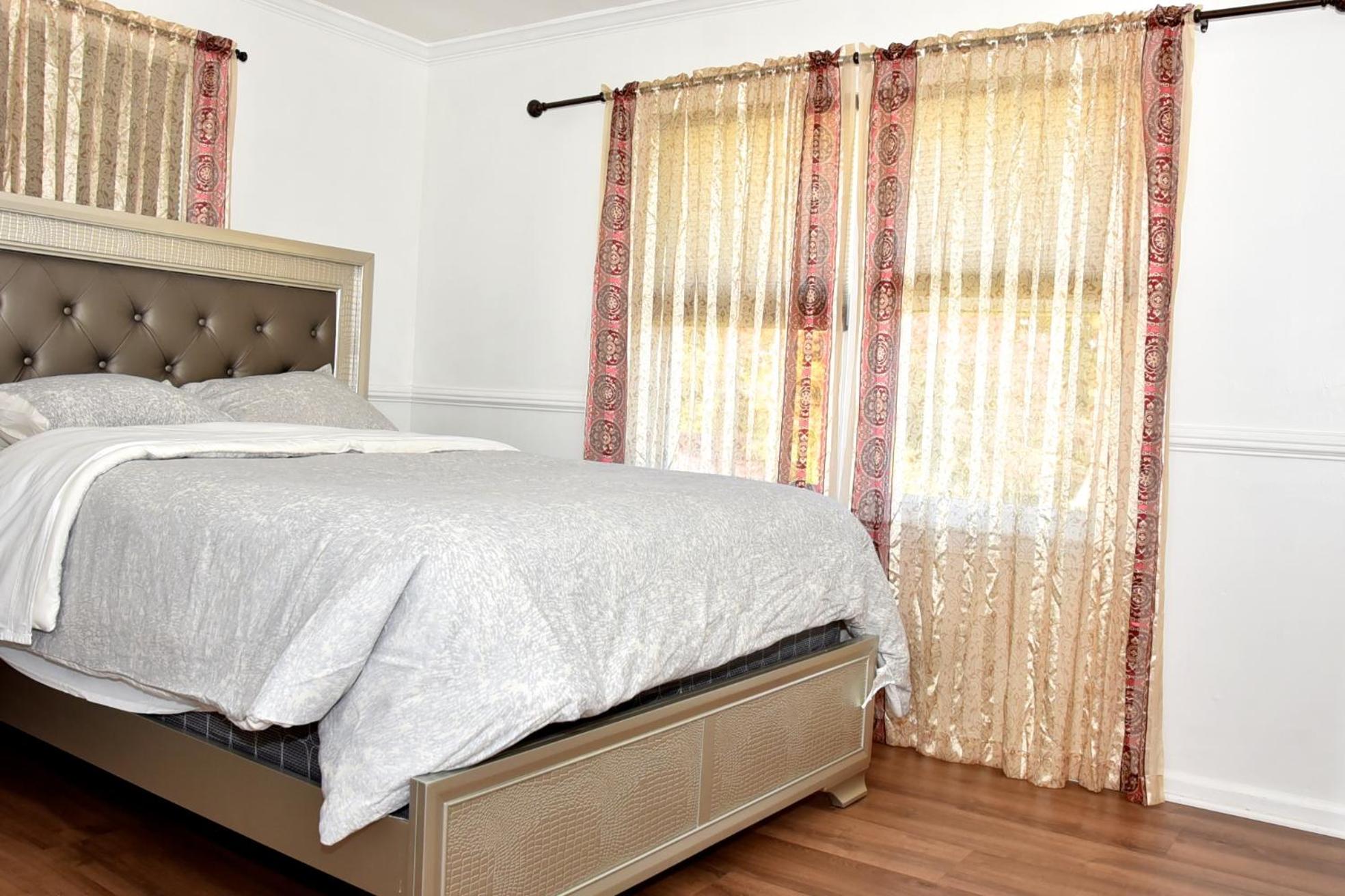 Handsome Home Renovated - close to Metro - Property Image 32