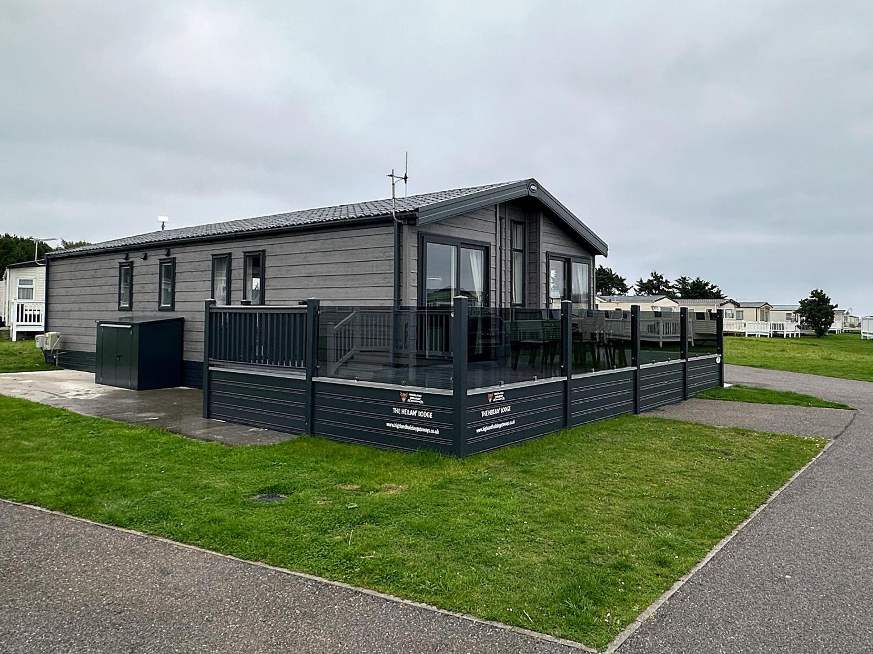 Highland Holiday Getaways - The Heilan' Lodge view 2