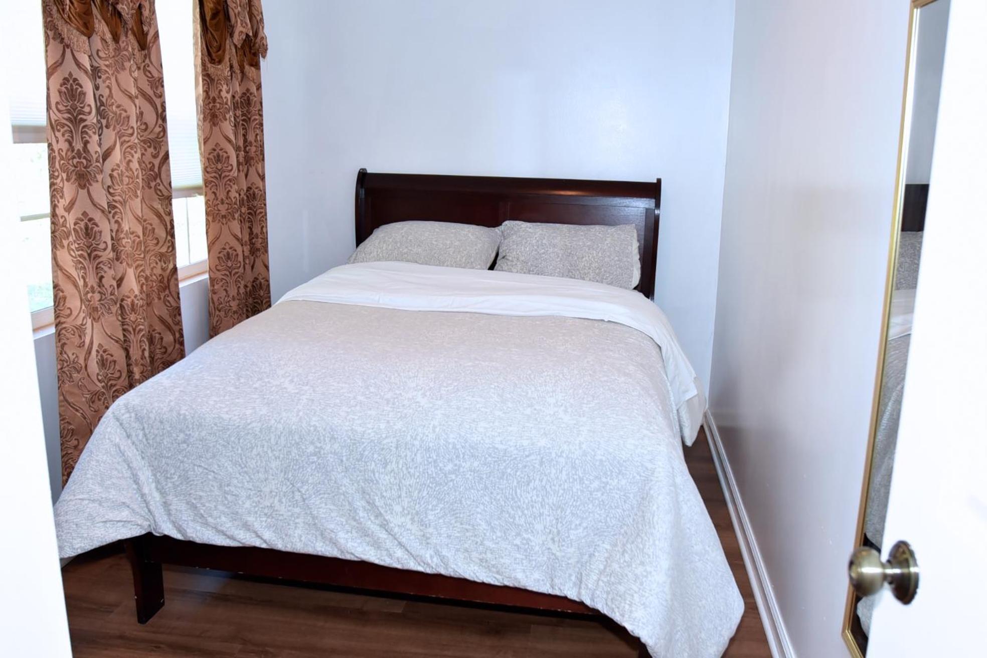 Handsome Home Renovated - close to Metro - Property Image 10
