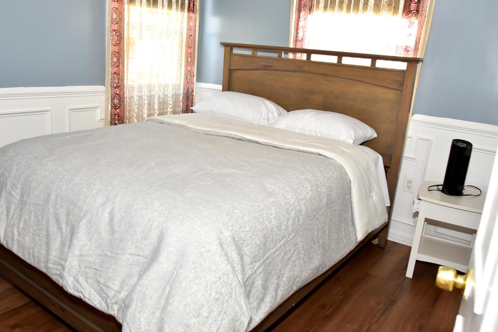 Handsome Home Renovated - close to Metro - Property Image 12