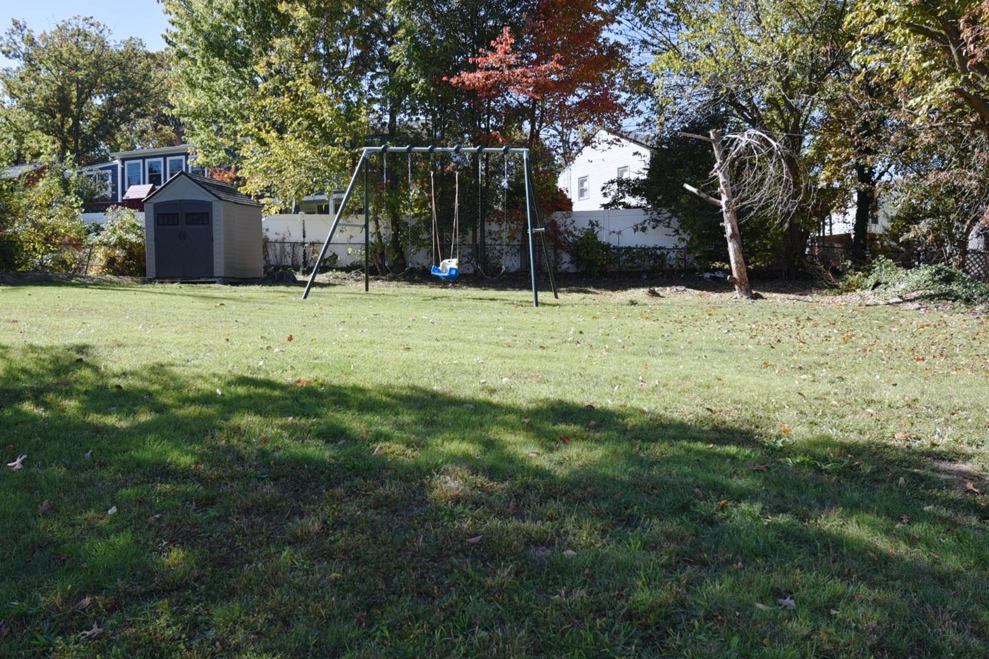 Handsome Home Renovated - close to Metro - Property Image 18