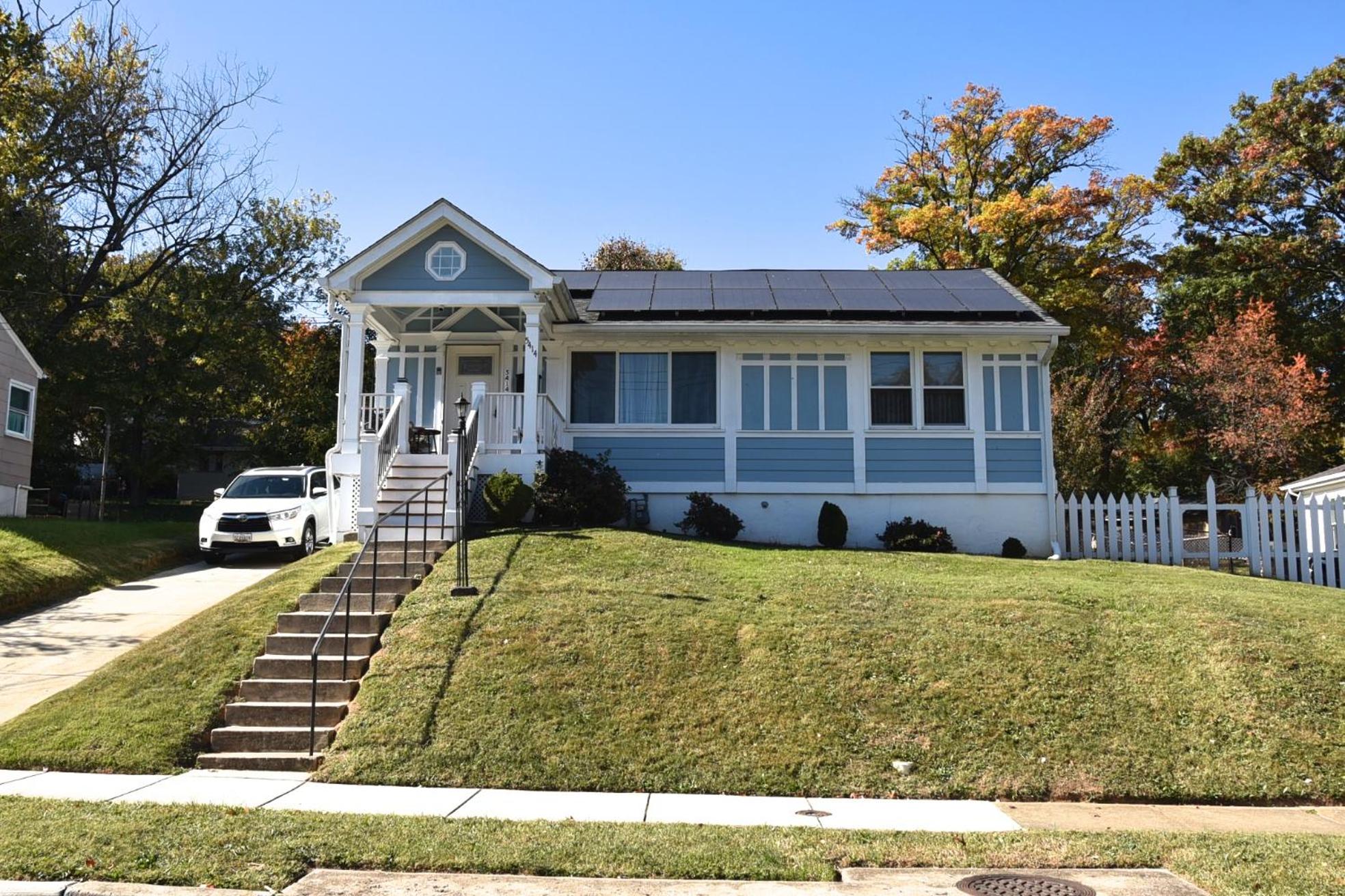 Handsome Home Renovated - close to Metro - Property Image 24