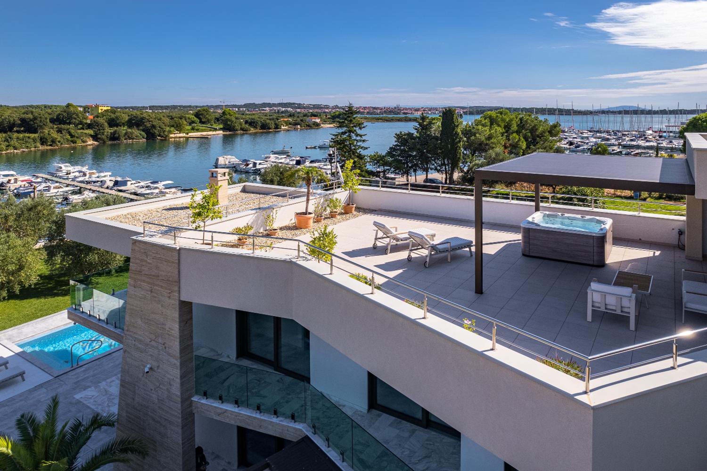 Luxury Villa Con Brio view 3